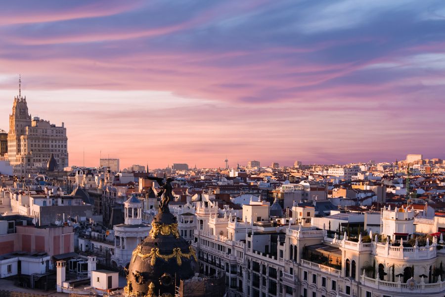cielo rosado en la ciudad de Madrid